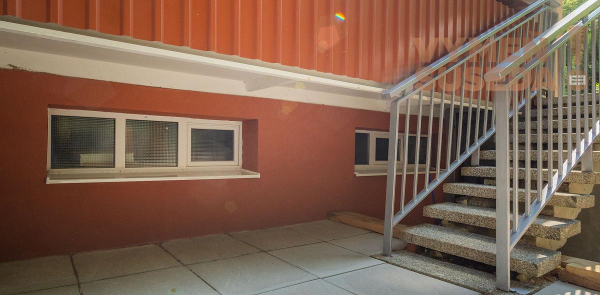 PREDANÉ! - Unikátny novo zrekonštruovaný 2 izb. byt s predzáhradkou a loggiou, Bujnákova, Dúbravka