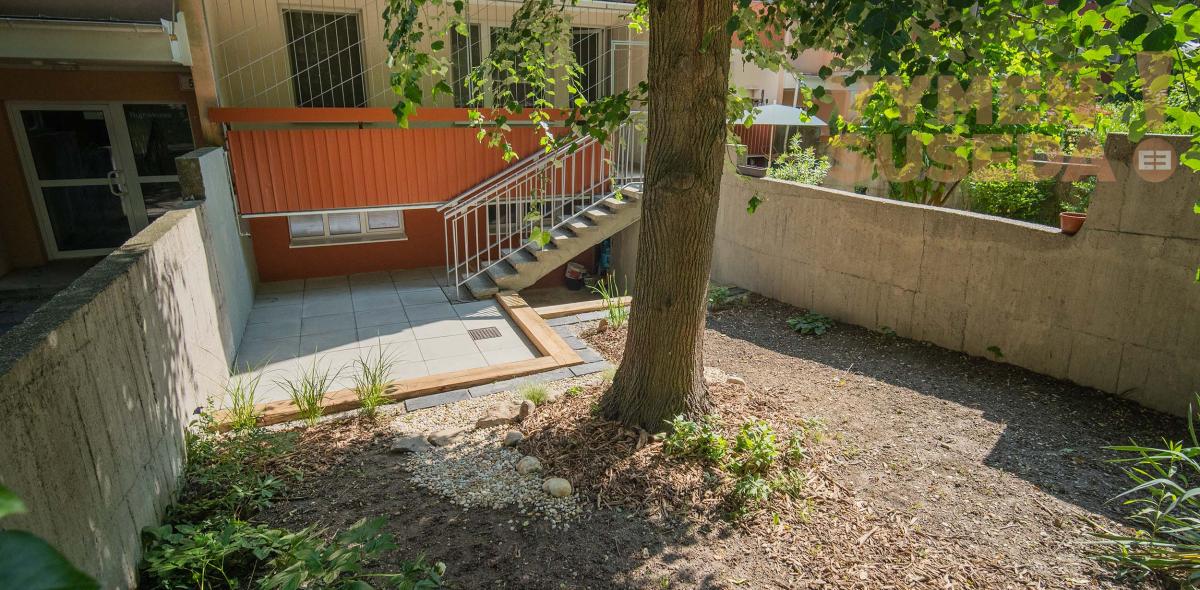 PREDANÉ! - Unikátny novo zrekonštruovaný 2 izb. byt s predzáhradkou a loggiou, Bujnákova, Dúbravka