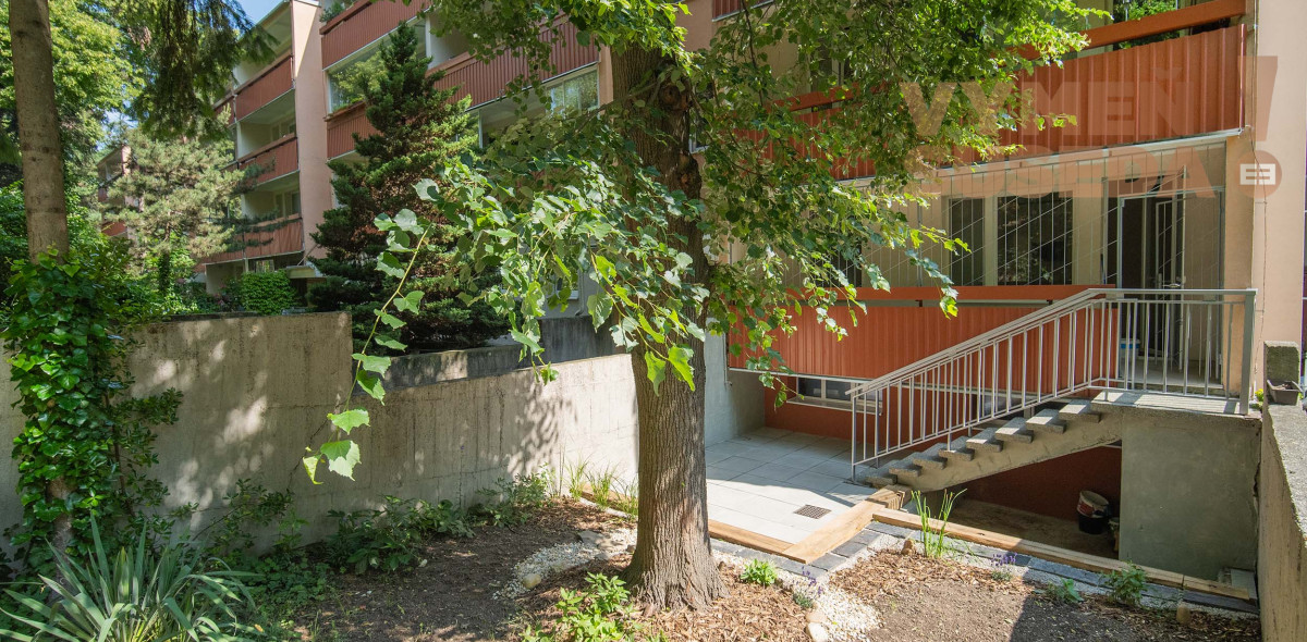 PREDANÉ! - Unikátny novo zrekonštruovaný 2 izb. byt s predzáhradkou a loggiou, Bujnákova, Dúbravka