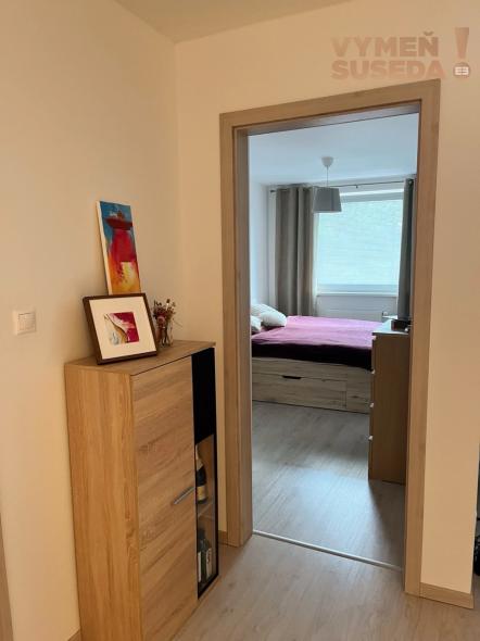 VYMEŇ SUSEDA! – VÝNIMOČNÝ 2 IZB. ZARIADENÝ BYT, VLÁRSKA UL., BA III, NOVÉ MESTO - KRAMÁRE