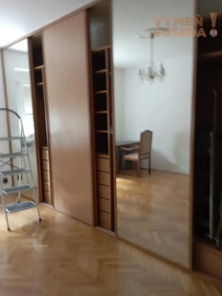 VYMEŇ SUSEDA! – VÝNIMOČNÝ 3 IZB. ZARIADENÝ BYT , ORAVSKÁ UL., BA II