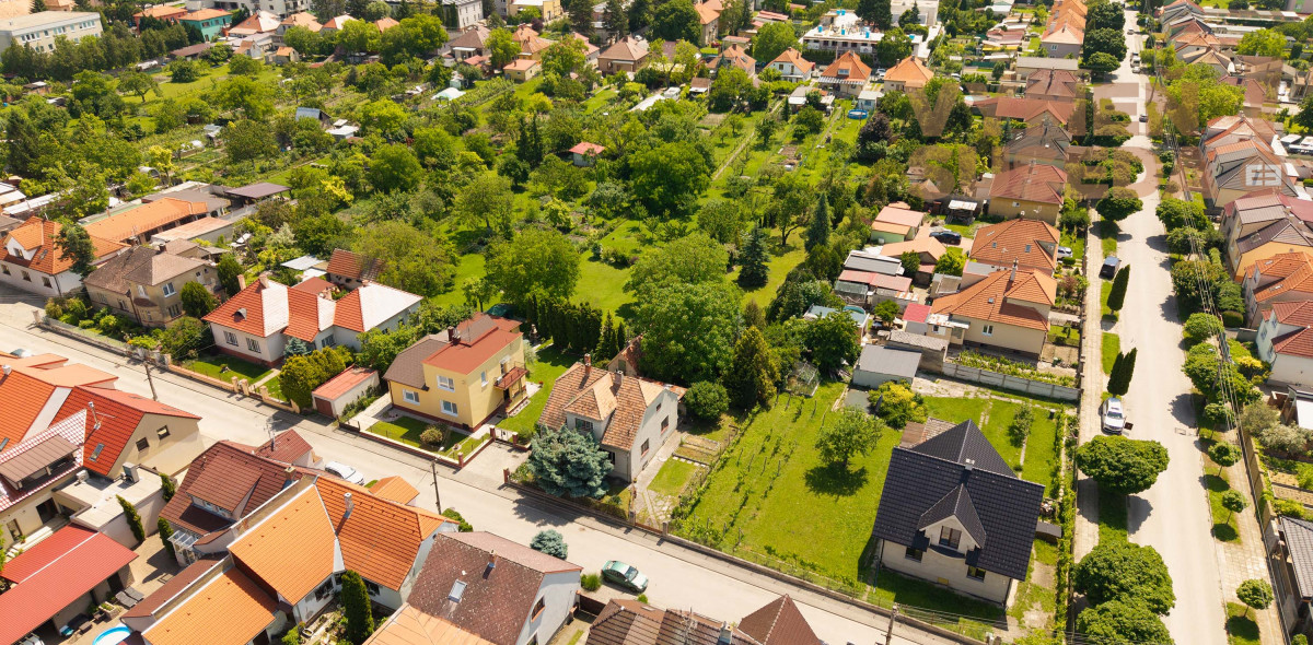 REZERVOVANÉ! - VÝNIMOČNÝ 4 IZB. RD S VLASTNÝM PARKOM 1.614m2, CENTRUM SKALICA.