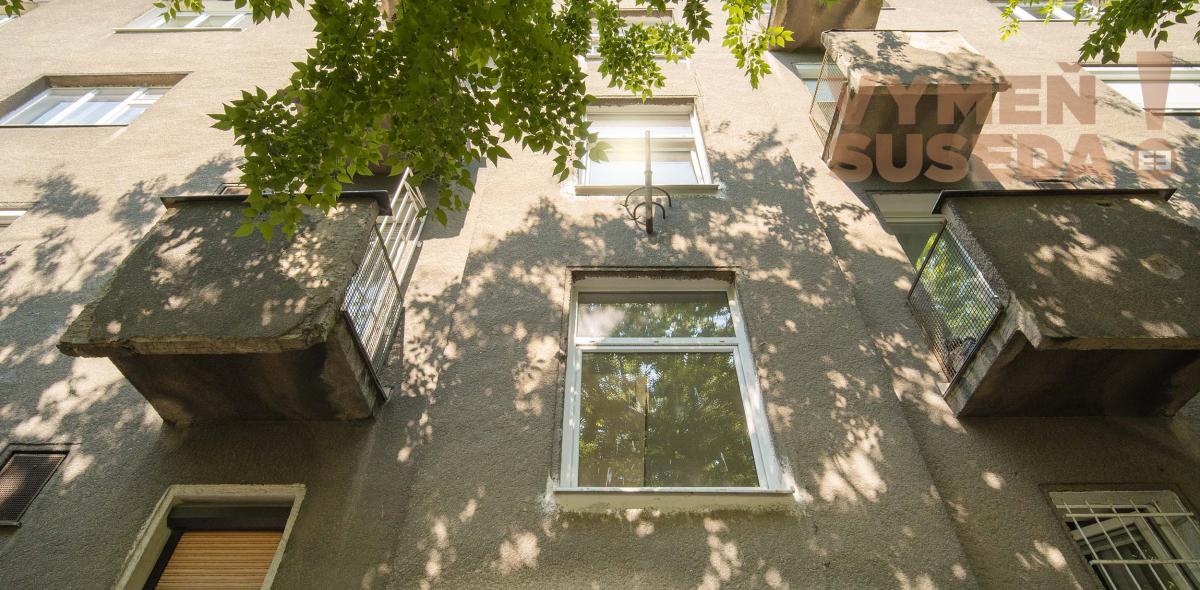 PREDANÉ! – VÝNIMOČNÝ 3 IZB. BYT S DVOMA BALKÓNMI V STAROM MESTE, KARADŽIČOVA UL.