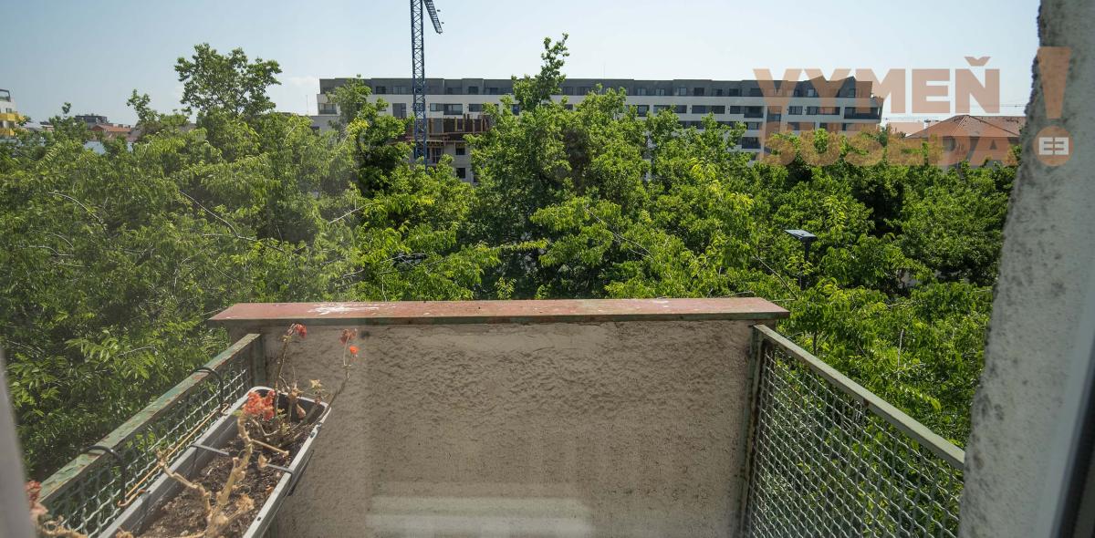 PREDANÉ! – VÝNIMOČNÝ 3 IZB. BYT S DVOMA BALKÓNMI V STAROM MESTE, KARADŽIČOVA UL.