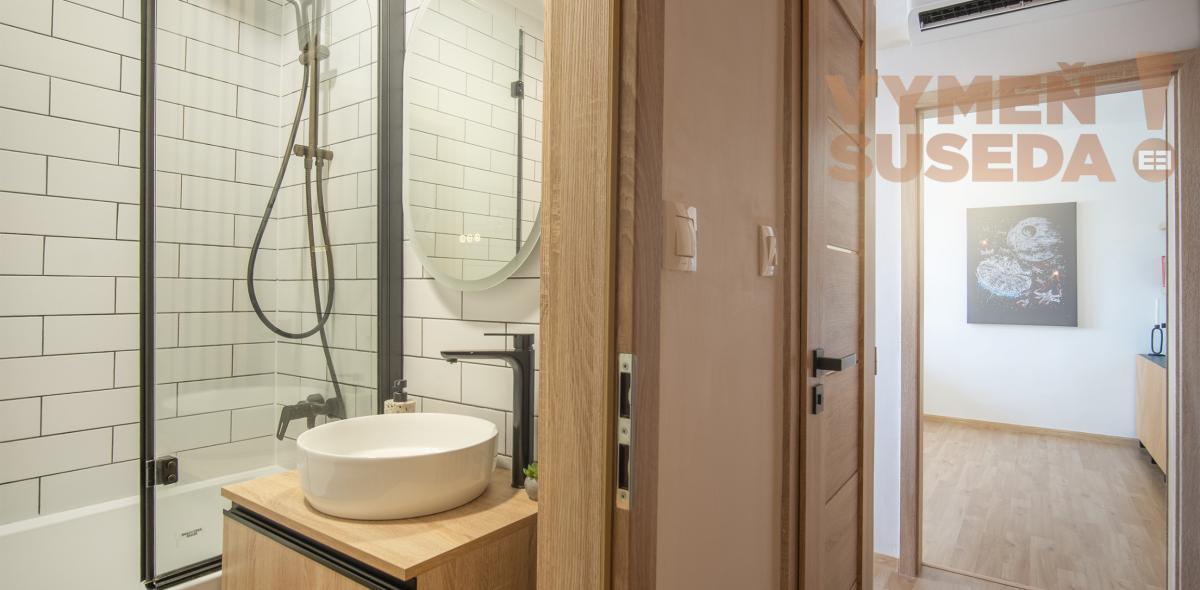 PREDANÉ - VÝNIMOČNÝ 2 IZB. ZREKONŠTRUOVANÝ BYT s BALKÓNOM, VYHĽADÁVANÁ LOKALITA, LACHOVÁ UL., BA V.