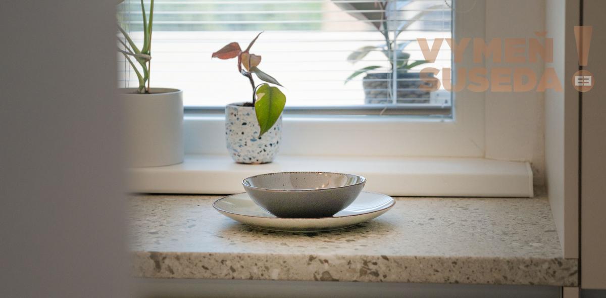 PREDANÉ - VÝNIMOČNÝ 2 IZB. ZREKONŠTRUOVANÝ BYT s BALKÓNOM, VYHĽADÁVANÁ LOKALITA, LACHOVÁ UL., BA V.