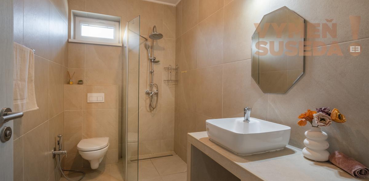 VYMEŇ SUSEDA! – VÝNIMOČNE VEĽKÝ 4 IZB. RODINNÝ DOM S KRÁSNYM POZEMKOM V SLEPEJ ULICI, MILOSLAVOV