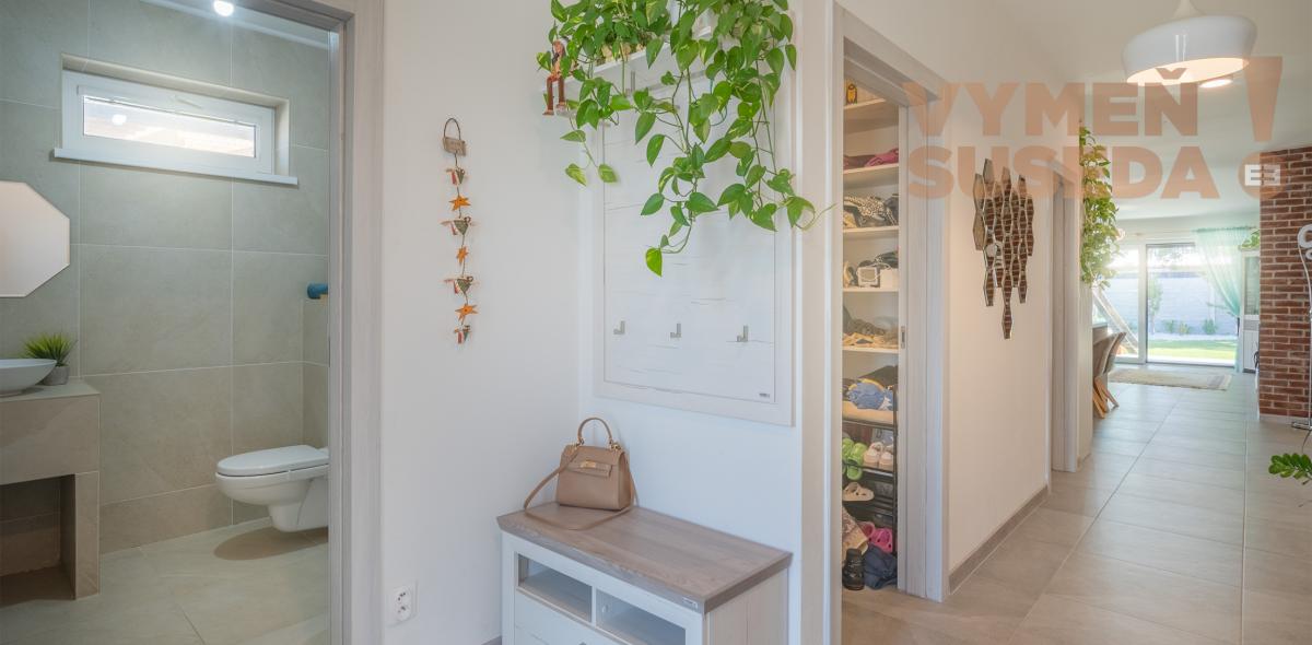 VYMEŇ SUSEDA! – VÝNIMOČNE VEĽKÝ 4 IZB. RODINNÝ DOM S KRÁSNYM POZEMKOM V SLEPEJ ULICI, MILOSLAVOV