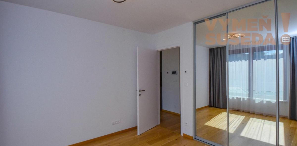 VYMEŇ SUSEDA! – VÝNIMOČNÝ, PRIESTRANNÝ 2 IZB.  BYT S BALKÓNOM A PIVNICOU, KOŠICKÁ UL., RUŽINOV, BA II