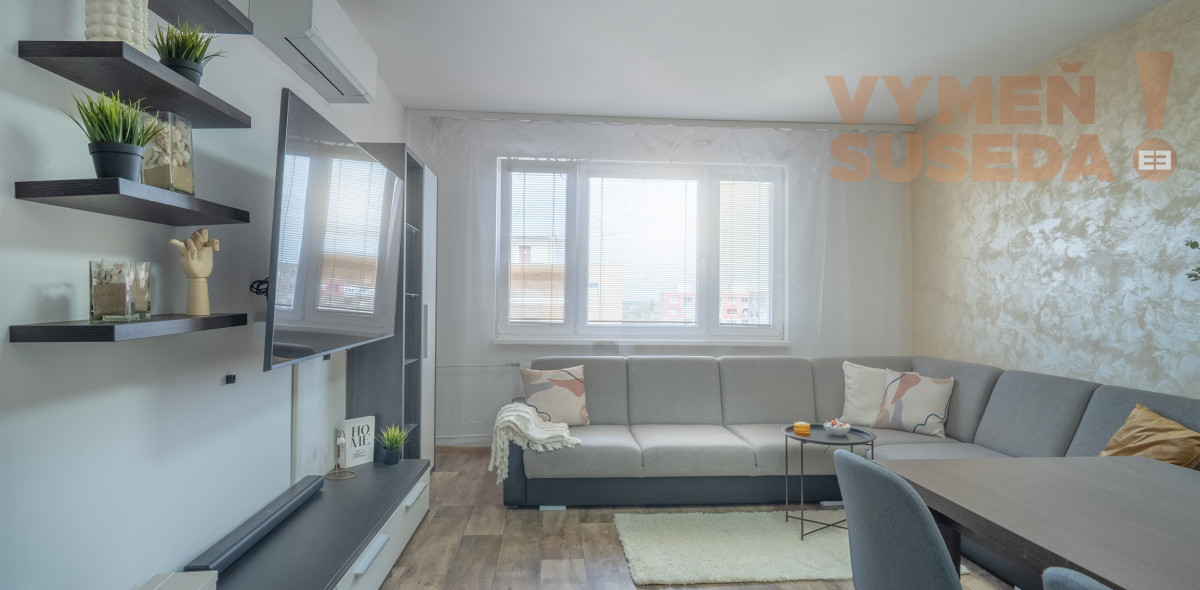 PREDANÉ! – Zrekonštruovaný, zariadený a slnečný 3 izb.byt so zasklenou loggiou Šala – Veča, Narcisová ulica.