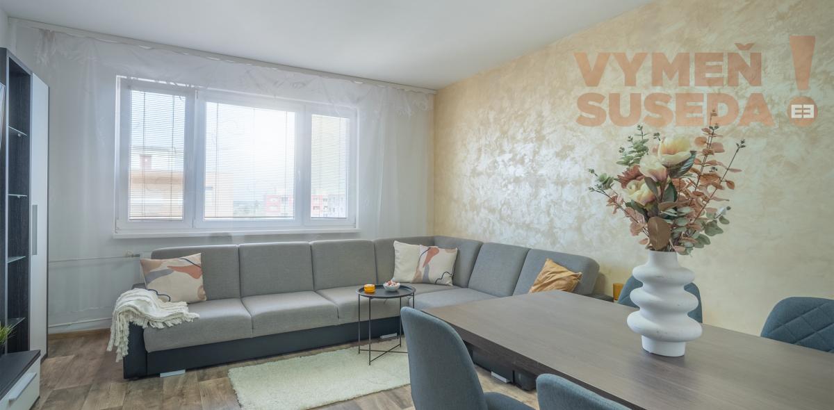 PREDANÉ! – Zrekonštruovaný, zariadený a slnečný 3 izb.byt so zasklenou loggiou Šala – Veča, Narcisová ulica.