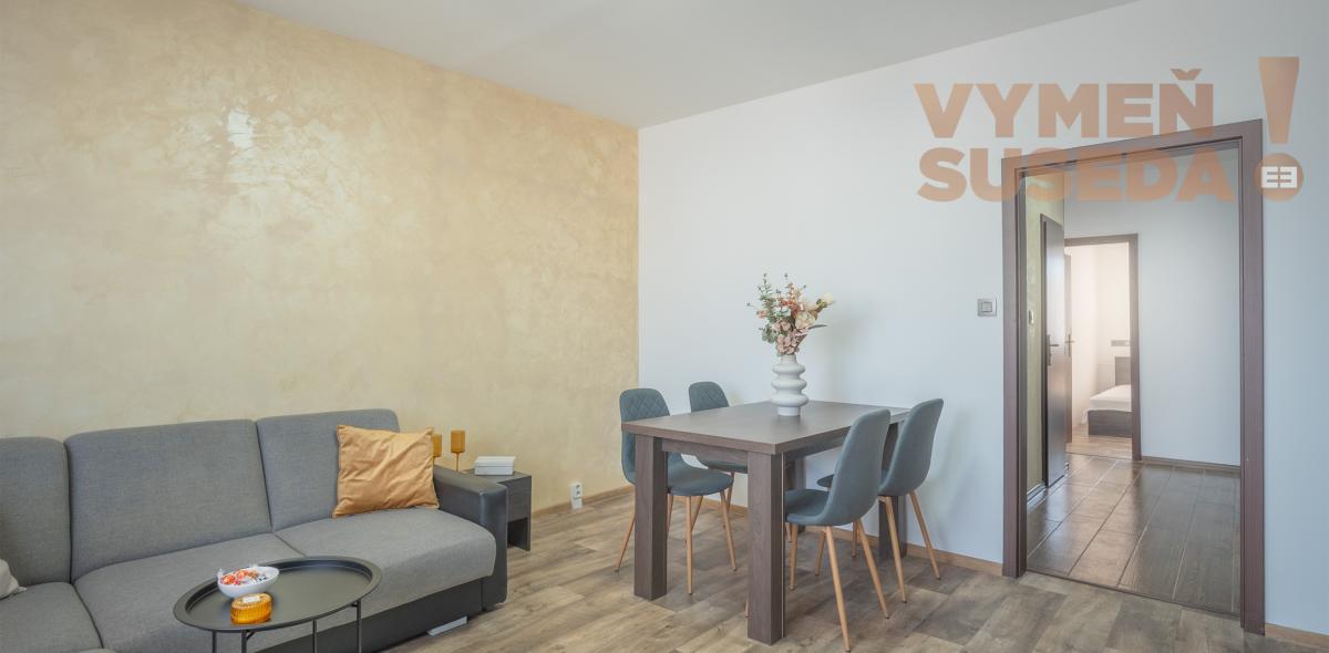 PREDANÉ! – Zrekonštruovaný, zariadený a slnečný 3 izb.byt so zasklenou loggiou Šala – Veča, Narcisová ulica.