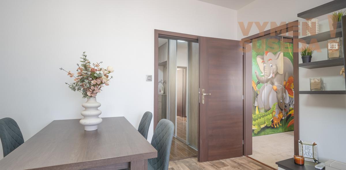 PREDANÉ! – Zrekonštruovaný, zariadený a slnečný 3 izb.byt so zasklenou loggiou Šala – Veča, Narcisová ulica.