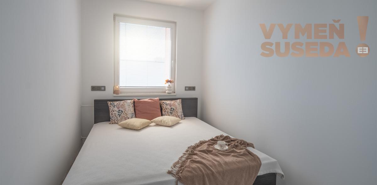 PREDANÉ! – Zrekonštruovaný, zariadený a slnečný 3 izb.byt so zasklenou loggiou Šala – Veča, Narcisová ulica.