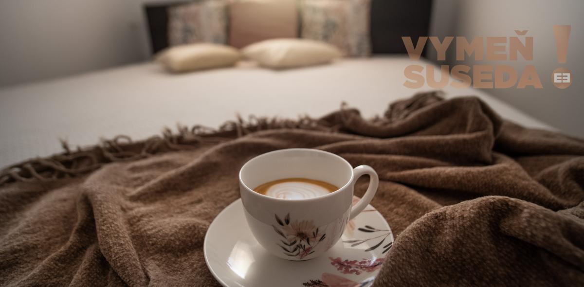 PREDANÉ! – Zrekonštruovaný, zariadený a slnečný 3 izb.byt so zasklenou loggiou Šala – Veča, Narcisová ulica.