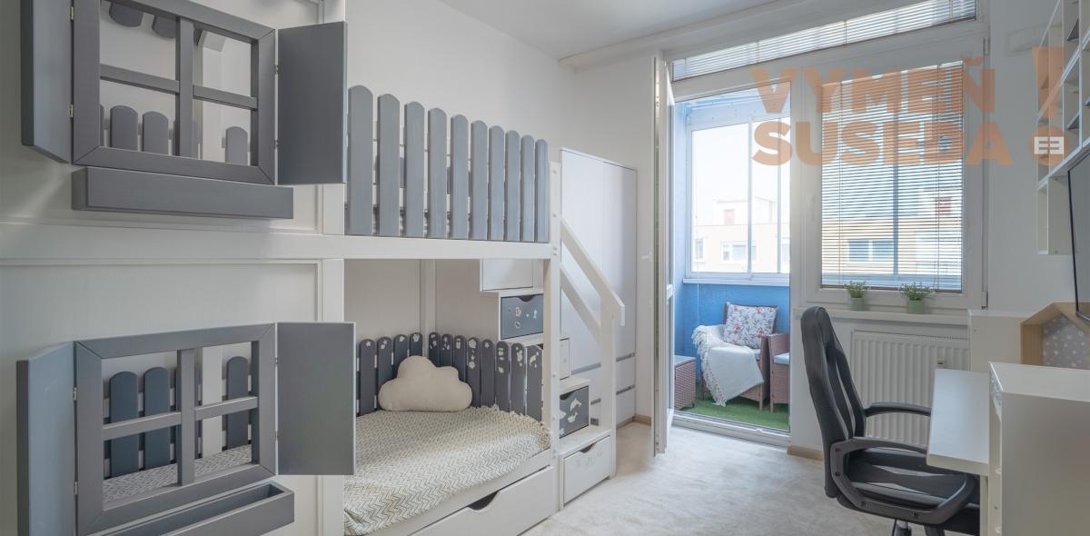 PREDANÉ! – Zrekonštruovaný, zariadený a slnečný 3 izb.byt so zasklenou loggiou Šala – Veča, Narcisová ulica.