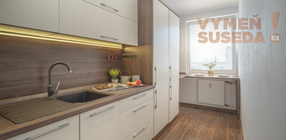 PREDANÉ! – Zrekonštruovaný, zariadený a slnečný 3 izb.byt so zasklenou loggiou Šala – Veča, Narcisová ulica.