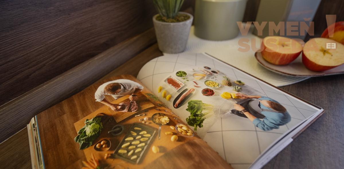 PREDANÉ! – Zrekonštruovaný, zariadený a slnečný 3 izb.byt so zasklenou loggiou Šala – Veča, Narcisová ulica.