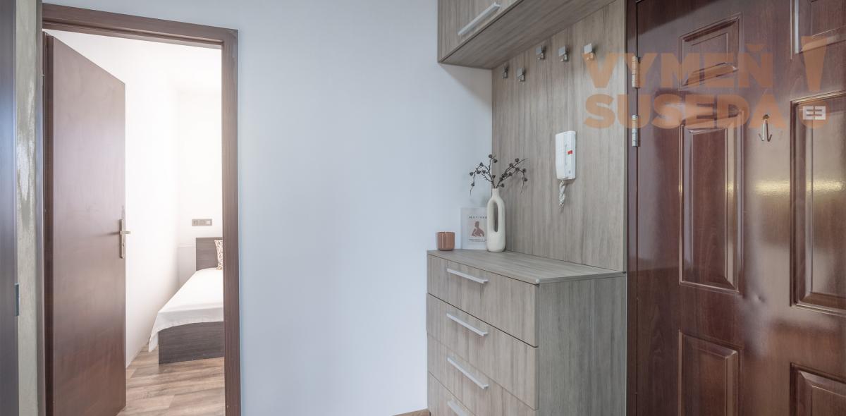 PREDANÉ! – Zrekonštruovaný, zariadený a slnečný 3 izb.byt so zasklenou loggiou Šala – Veča, Narcisová ulica.