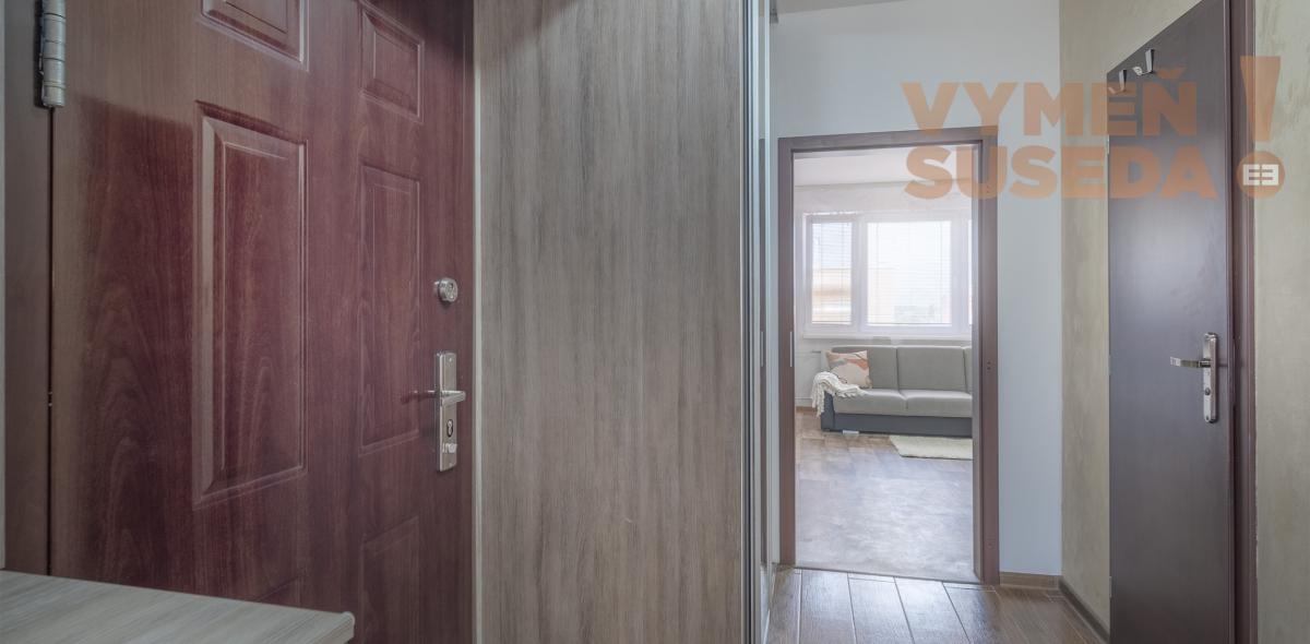 PREDANÉ! – Zrekonštruovaný, zariadený a slnečný 3 izb.byt so zasklenou loggiou Šala – Veča, Narcisová ulica.