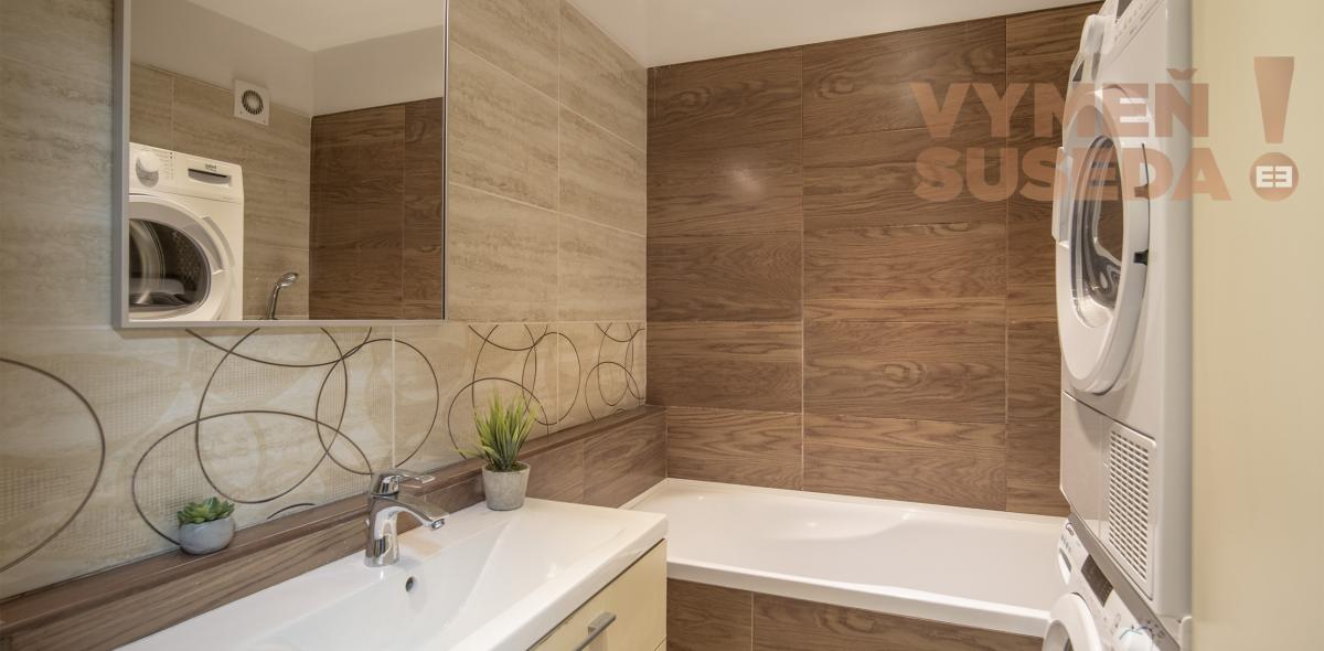 PREDANÉ! – Zrekonštruovaný, zariadený a slnečný 3 izb.byt so zasklenou loggiou Šala – Veča, Narcisová ulica.