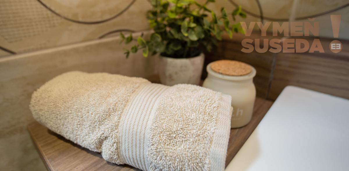 PREDANÉ! – Zrekonštruovaný, zariadený a slnečný 3 izb.byt so zasklenou loggiou Šala – Veča, Narcisová ulica.