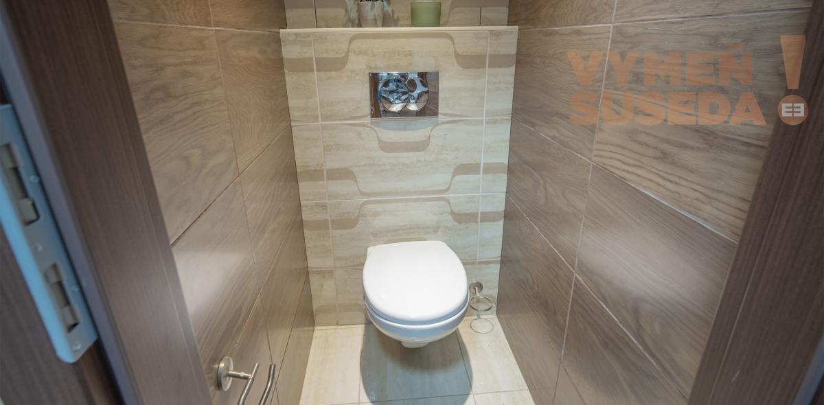 PREDANÉ! – Zrekonštruovaný, zariadený a slnečný 3 izb.byt so zasklenou loggiou Šala – Veča, Narcisová ulica.