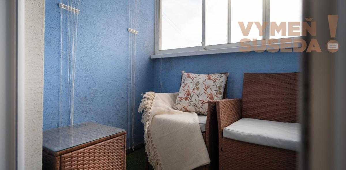 PREDANÉ! – Zrekonštruovaný, zariadený a slnečný 3 izb.byt so zasklenou loggiou Šala – Veča, Narcisová ulica.