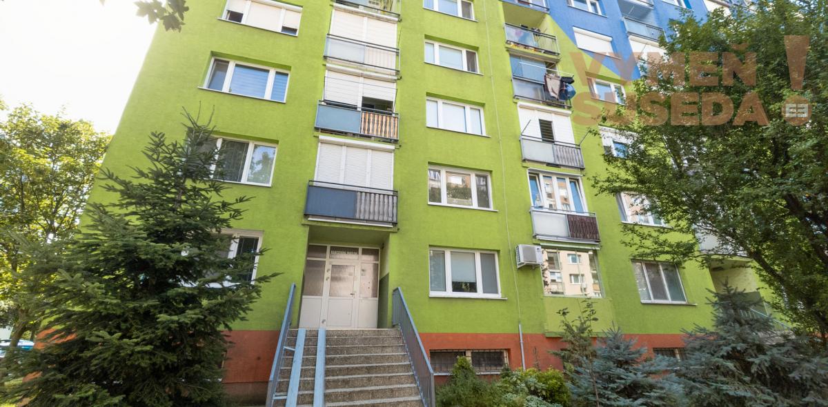 PREDANÉ! – Zrekonštruovaný, zariadený a slnečný 3 izb.byt so zasklenou loggiou Šala – Veča, Narcisová ulica.