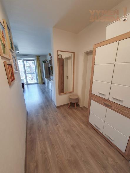 VYMEŇ SUSEDA! - Výnimočný 2 IZB. BYT s balkónom, zariadená NOVOSTAVBA ,veľká pivnica a parking, Devínka pod Lesom