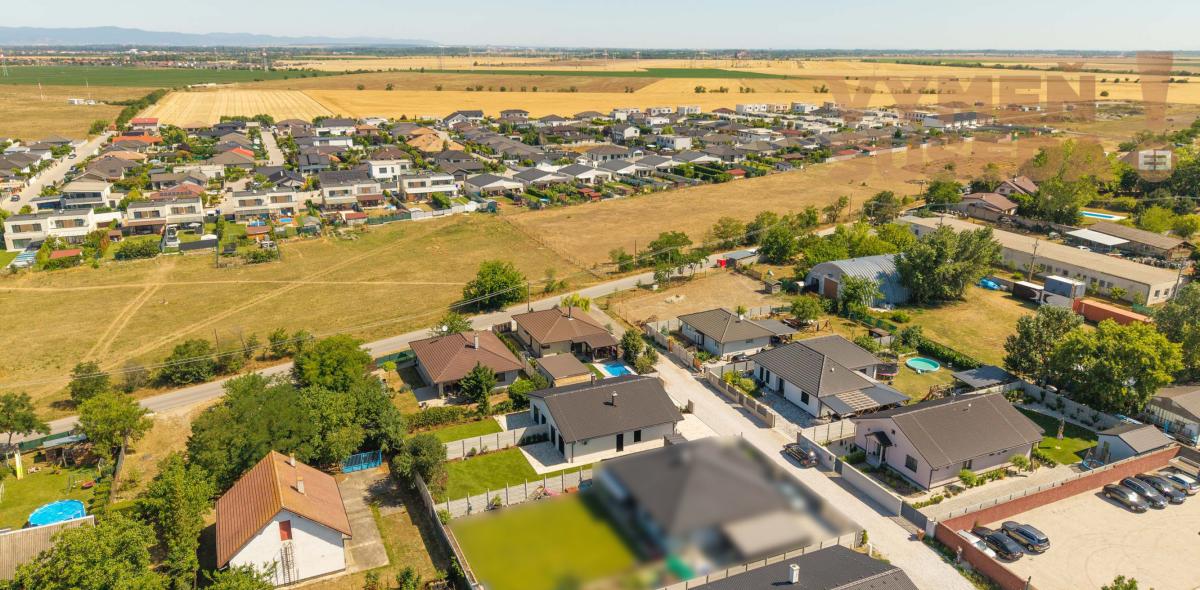 PREDANÉ! – VÝNIMOČNE VEĽKÝ 4 IZB. RODINNÝ DOM S KRÁSNYM POZEMKOM V SLEPEJ ULICI, MILOSLAVOV