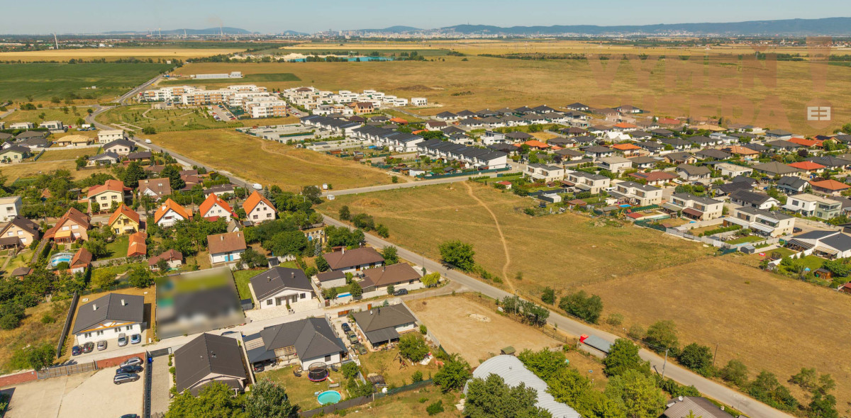 PREDANÉ! – VÝNIMOČNE VEĽKÝ 4 IZB. RODINNÝ DOM S KRÁSNYM POZEMKOM V SLEPEJ ULICI, MILOSLAVOV