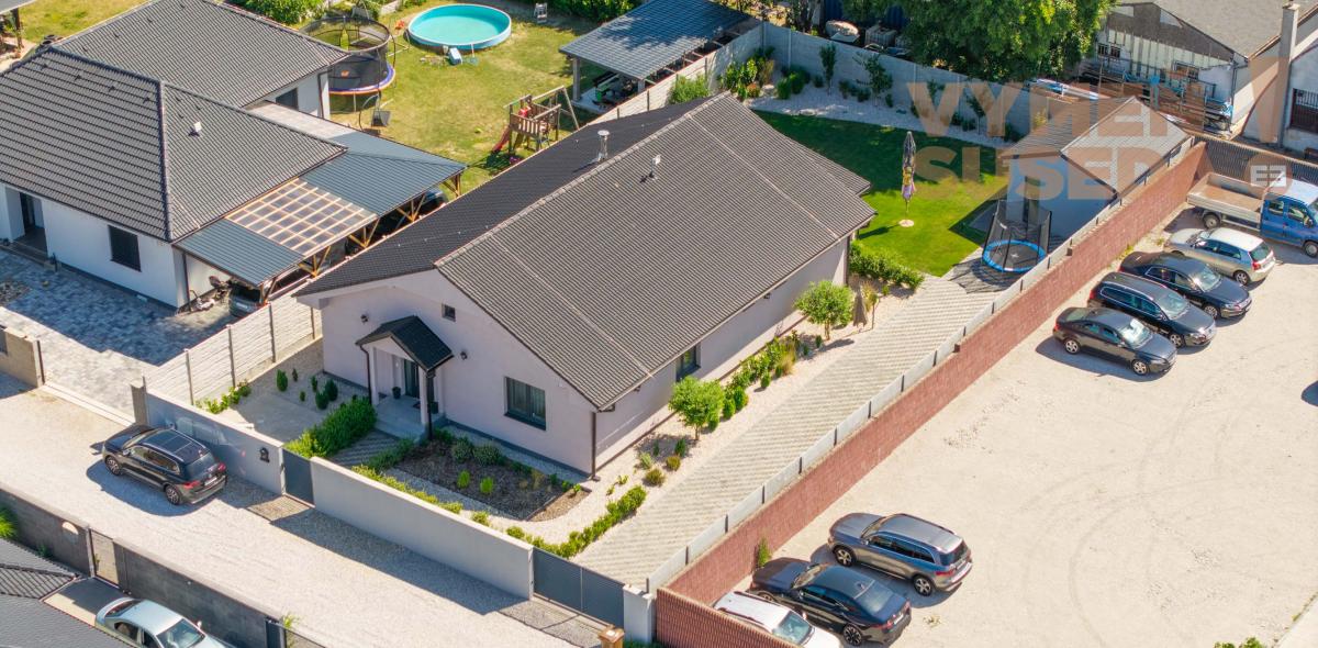 PREDANÉ! – VÝNIMOČNE VEĽKÝ 4 IZB. RODINNÝ DOM S KRÁSNYM POZEMKOM V SLEPEJ ULICI, MILOSLAVOV