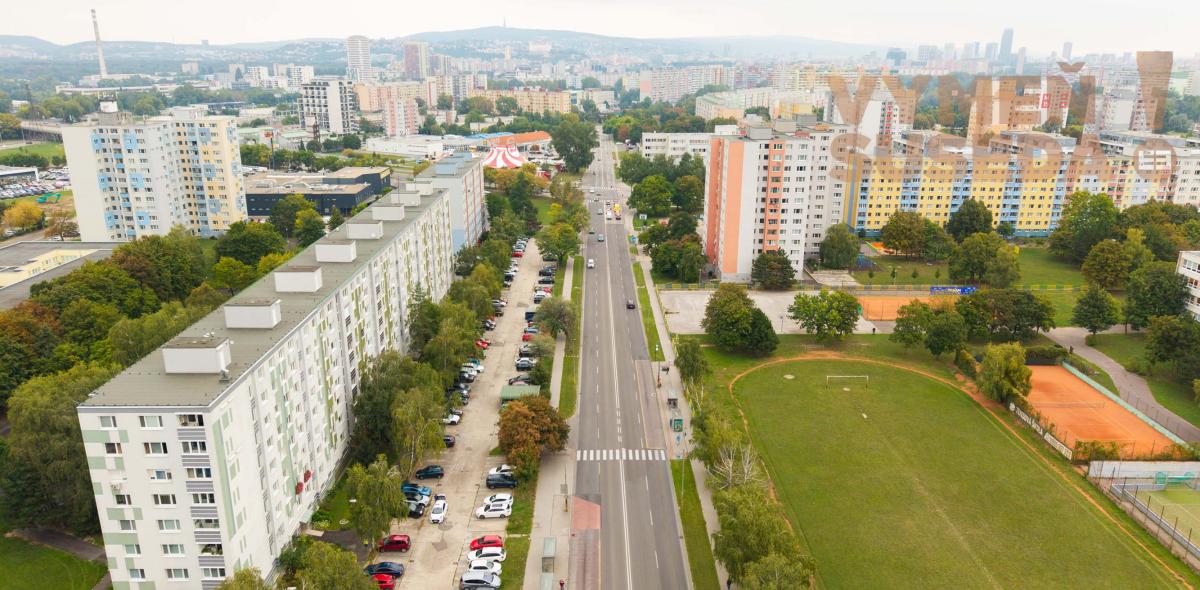 REZERVOVANÉ! - VÝNIMOČNÝ 4 IZB. ZREKONŠTRUOVANÝ BYT s LOGGIOU, VYHĽADÁVANÁ LOKALITA PETRŽALKA, SMOLENICKÁ UL., BA V.