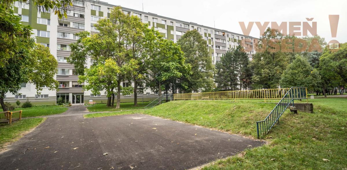 REZERVOVANÉ! - VÝNIMOČNÝ 4 IZB. ZREKONŠTRUOVANÝ BYT s LOGGIOU, VYHĽADÁVANÁ LOKALITA PETRŽALKA, SMOLENICKÁ UL., BA V.