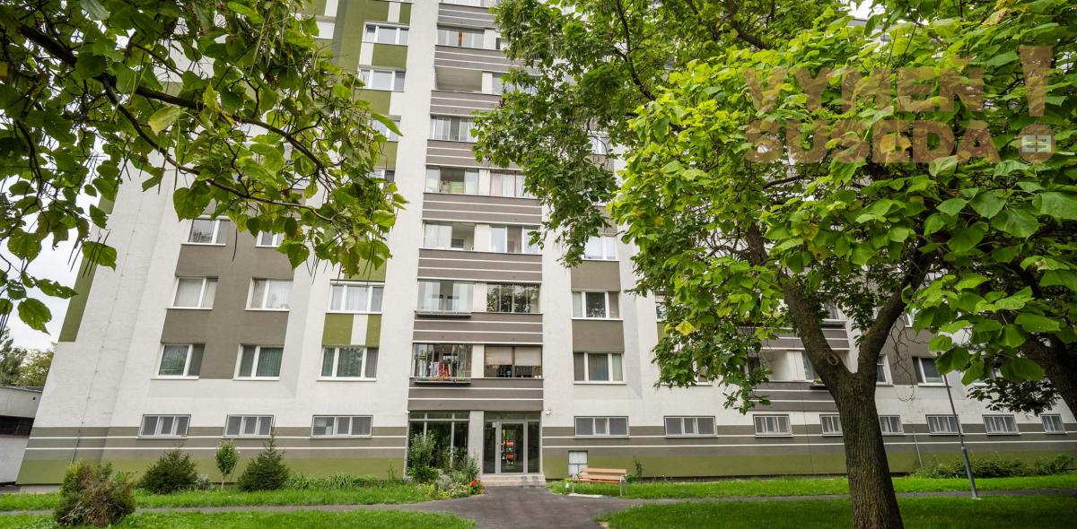 REZERVOVANÉ! - VÝNIMOČNÝ 4 IZB. ZREKONŠTRUOVANÝ BYT s LOGGIOU, VYHĽADÁVANÁ LOKALITA PETRŽALKA, SMOLENICKÁ UL., BA V.