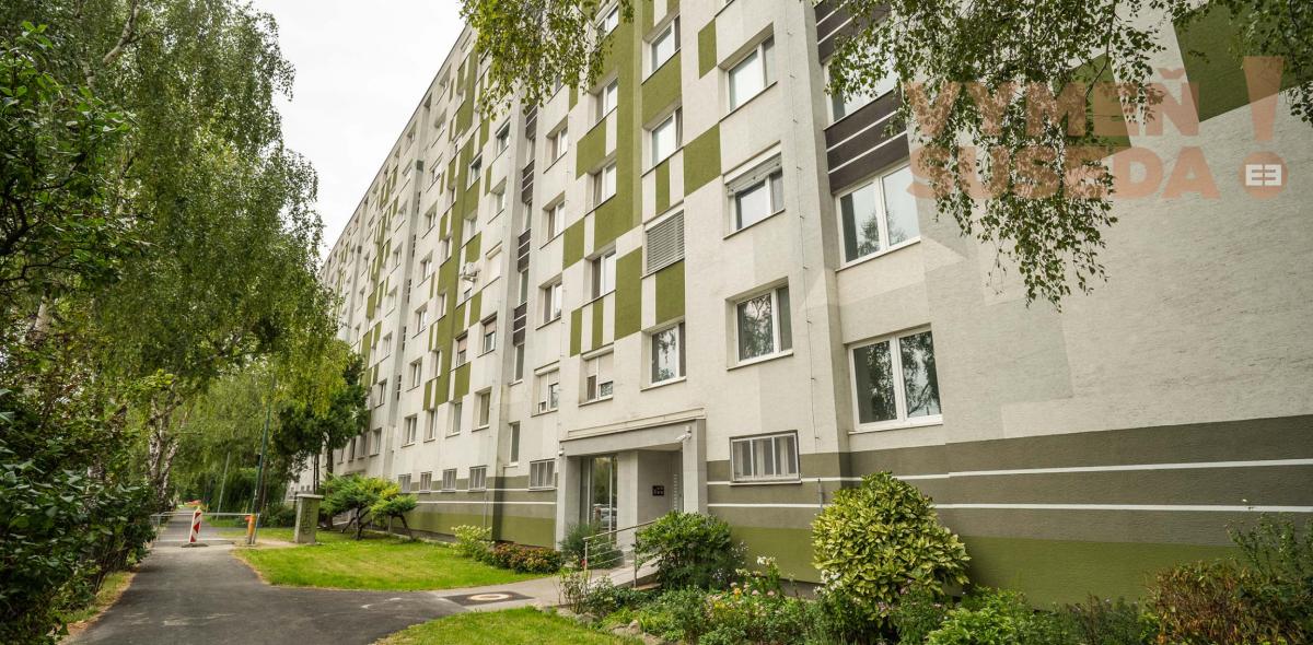 REZERVOVANÉ! - VÝNIMOČNÝ 4 IZB. ZREKONŠTRUOVANÝ BYT s LOGGIOU, VYHĽADÁVANÁ LOKALITA PETRŽALKA, SMOLENICKÁ UL., BA V.