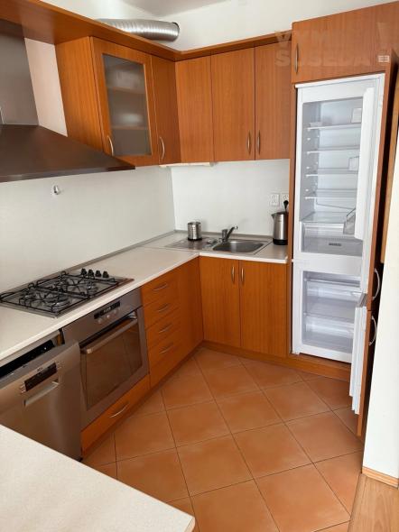 VYMEŇ SUSEDA! – VÝNIMOČNÝ 2 IZB. ZARIADENÝ BYT S BALKÓNOM A PARKOVANÍM, GERCENOVA, BA V, PETRŽALKA