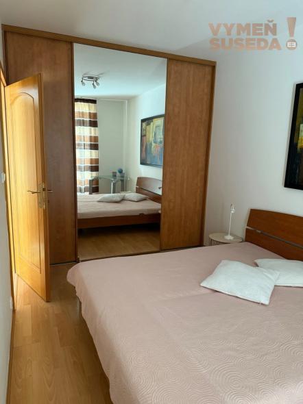 VYMEŇ SUSEDA! – VÝNIMOČNÝ 2 IZB. ZARIADENÝ BYT S BALKÓNOM A PARKOVANÍM, GERCENOVA, BA V, PETRŽALKA