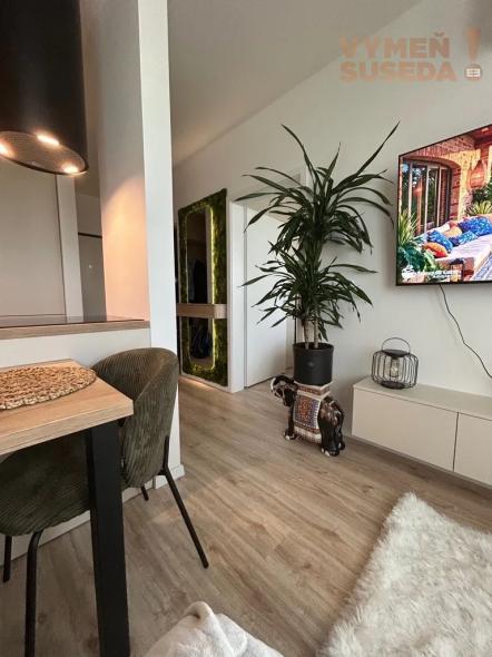 VYMEŇ SUSEDA! – VÝNIMOČNÝ 2 IZB. ZARIADENÝ BYT S LOGGIOU A PARKOVANÍM, LABUTIA, BA V, PETRŽALKA