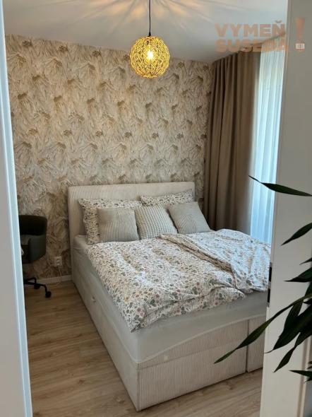 VYMEŇ SUSEDA! – VÝNIMOČNÝ 2 IZB. ZARIADENÝ BYT S LOGGIOU A PARKOVANÍM, LABUTIA, BA V, PETRŽALKA