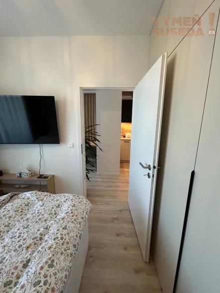 VYMEŇ SUSEDA! – VÝNIMOČNÝ 2 IZB. ZARIADENÝ BYT S LOGGIOU A PARKOVANÍM, LABUTIA, BA V, PETRŽALKA