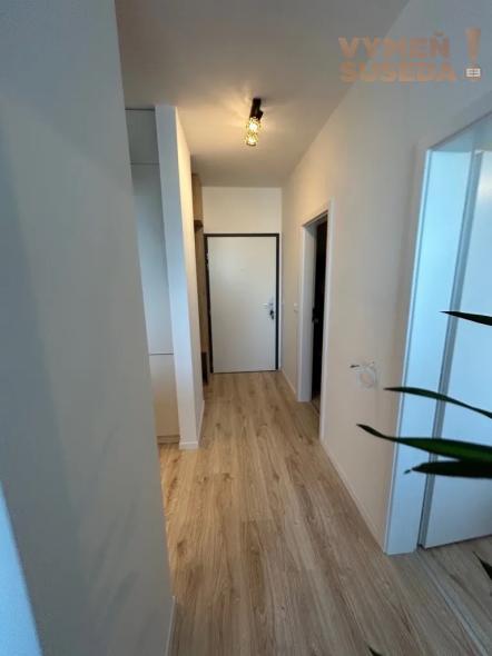 VYMEŇ SUSEDA! – VÝNIMOČNÝ 2 IZB. ZARIADENÝ BYT S LOGGIOU A PARKOVANÍM, LABUTIA, BA V, PETRŽALKA