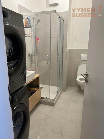 VYMEŇ SUSEDA! – VÝNIMOČNÝ 2 IZB. ZARIADENÝ BYT S LOGGIOU A PARKOVANÍM, LABUTIA, BA V, PETRŽALKA