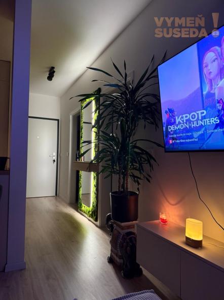 VYMEŇ SUSEDA! – VÝNIMOČNÝ 2 IZB. ZARIADENÝ BYT S LOGGIOU A PARKOVANÍM, LABUTIA, BA V, PETRŽALKA