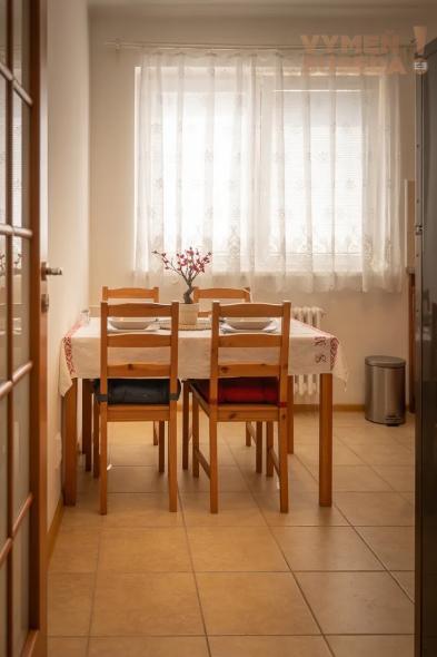 VYMEŇ SUSEDA! – VÝNIMOČNÝ 2 IZB. ZARIADENÝ BYT S BALKÓNOM, BLUMENTÁLSKA UL., BA I, STARÉ MESTO