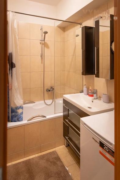 VYMEŇ SUSEDA! – VÝNIMOČNÝ 2 IZB. ZARIADENÝ BYT S BALKÓNOM, BLUMENTÁLSKA UL., BA I, STARÉ MESTO