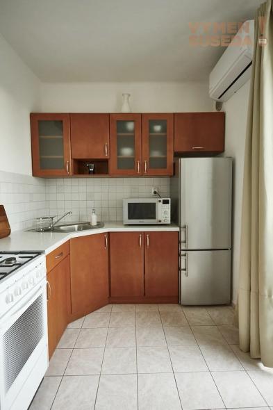 VYMEŇ SUSEDA! – VÝNIMOČNÝ 2 IZB. ZARIADENÝ BYT S BALKÓNOM, HÁLKOVA, BA III, NOVÉ MESTO,