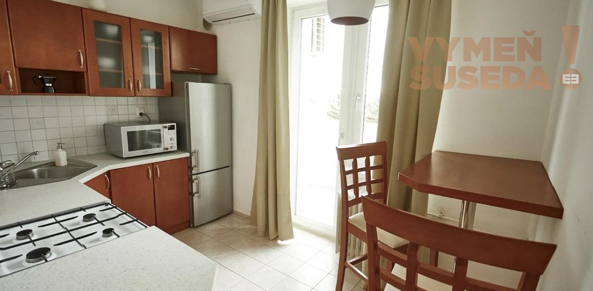 VYMEŇ SUSEDA! – VÝNIMOČNÝ 2 IZB. ZARIADENÝ BYT S BALKÓNOM, HÁLKOVA, BA III, NOVÉ MESTO,