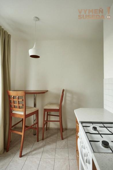 VYMEŇ SUSEDA! – VÝNIMOČNÝ 2 IZB. ZARIADENÝ BYT S BALKÓNOM, HÁLKOVA, BA III, NOVÉ MESTO,